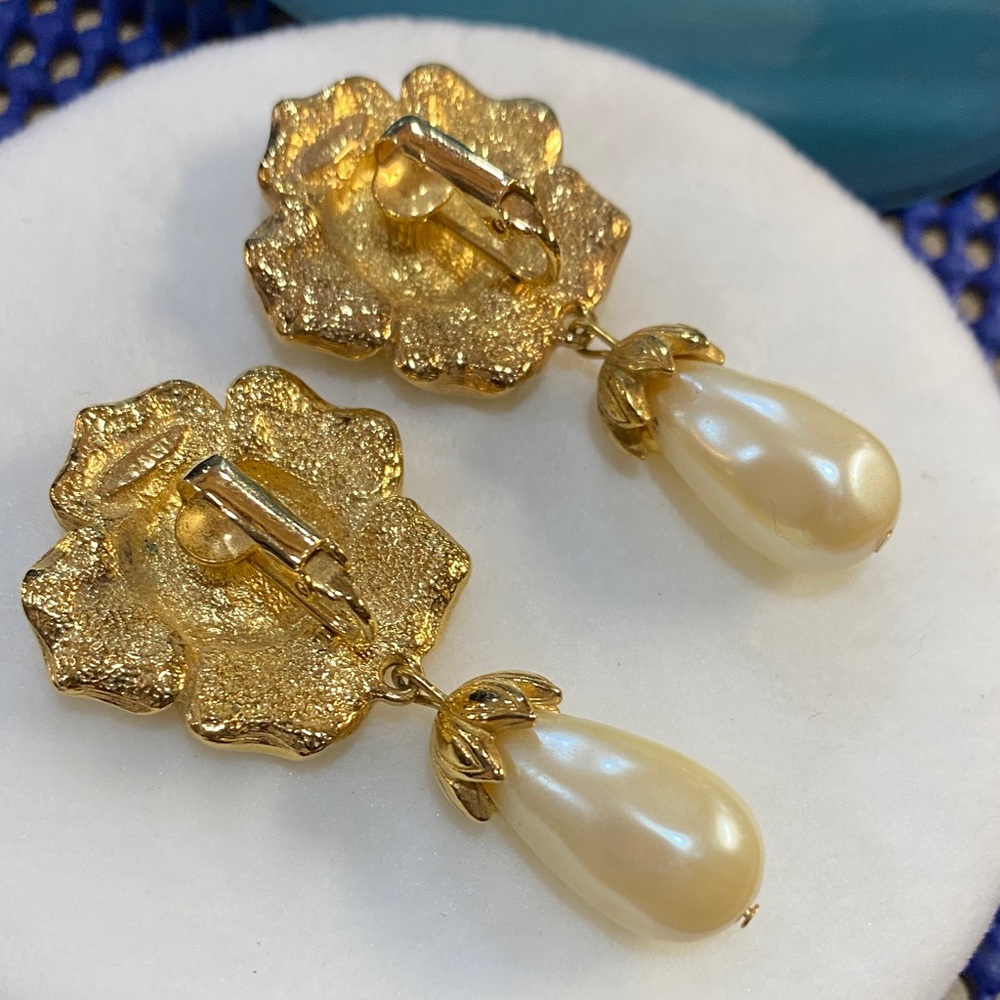 1994 Avon Baroque Pearl Drop Clip Earrings - Picture 2 of 5